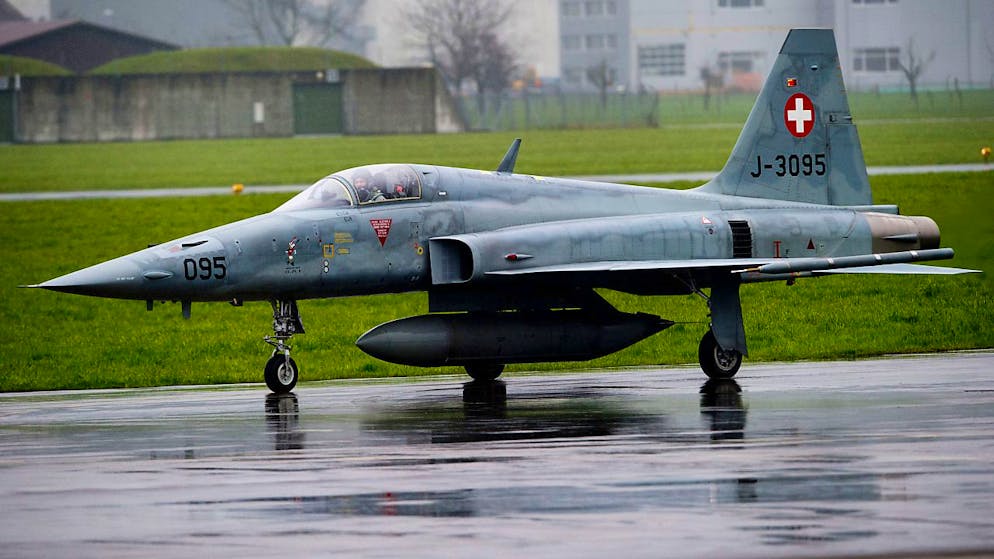 Ein F-5-Tiger-Kampfjet der Schweizer Luftwaffe landet auf dem Militärflugplatz Emmen im Kanton Luzern. (Archivbild)
