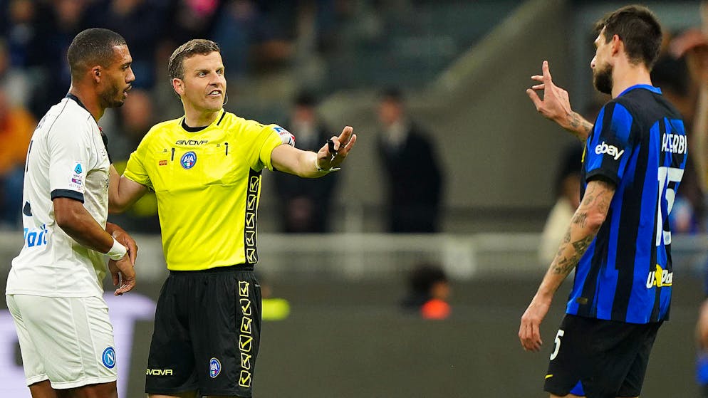 Francesco Acerbi (à droite) est accusé d'avoir proféré une insulte raciste à l'encontre du défenseur brésilien de Naples Juan Jesus, dimanche sous le maillot de l'Inter Milan.