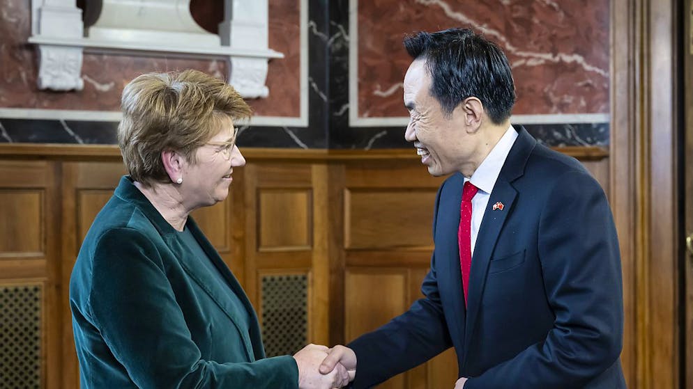 La presidente della Confederazione  Viola Amherd e l'ambasciatore cinese Wang Shihting durante il tradizionale ricevimento d'inizio anno a Palazzo federale. (foto del 10 gennaio 2024)