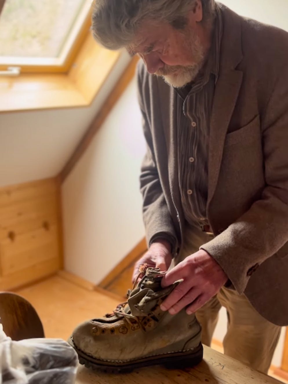 Der Extrembergsteiger hält den zweiten Kletterschuh seines vor über 50 Jahren verunglückten Bruders in den Händen.
