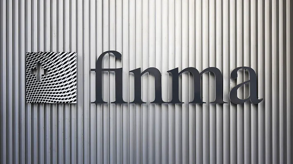 Dans ses statistiques générales, la Finma a indiqué avoir procédé à 732 investigations et clos 27 procédures dans le cadre de l'application du droit (enforcement). (KEYSTONE/Peter Klaunzer)