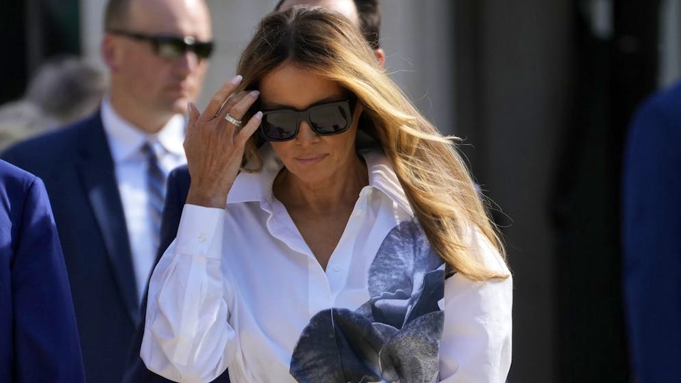 Gemessen an anderen Präsidentengattinnen sei ihr Verhalten eher ungewöhnlich, sagt die Geschichtsprofessorin Katherine Jellison von der Ohio University. Und wirft viele Fragen über den Zustand der Ehe von Melania und Trump auf.