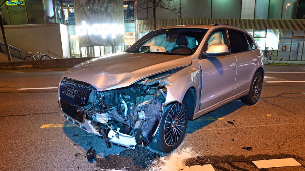 Die Luzerner Polizei rückte am Dienstagabend zu einem Unfall in Kriens aus.