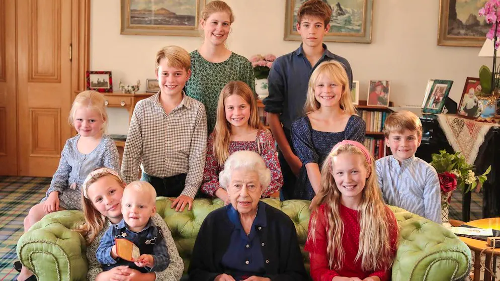 Nuovi guai per la Royal Family. Spunta un'altra foto pesantemente modificata da Kate
