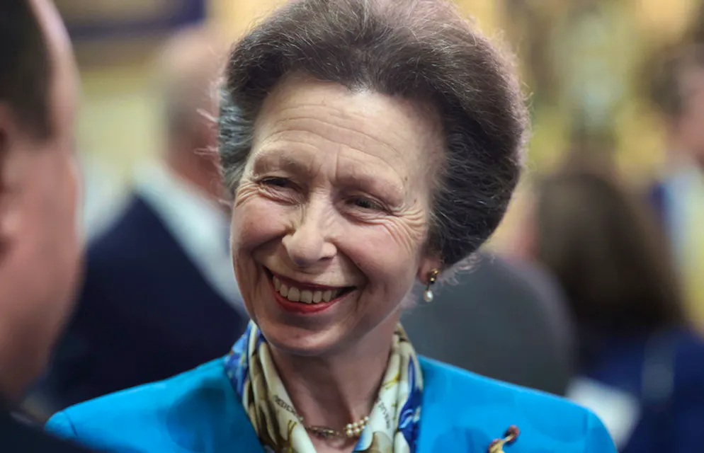 Prinzessin Anne ist bei einem Zwischenfall mit einem Pferd leicht verletzt worden und wird aktuell in einem Spital in Bristol behandelt.