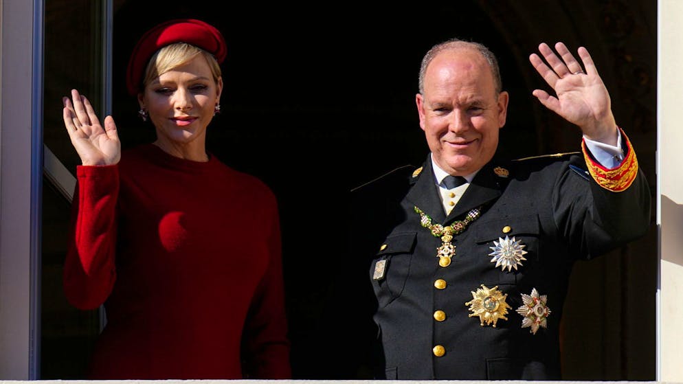 Fürst Albert II. (r) von Monaco und Fürstin Charlène am Nationalfeiertag 2023 in Monaco.