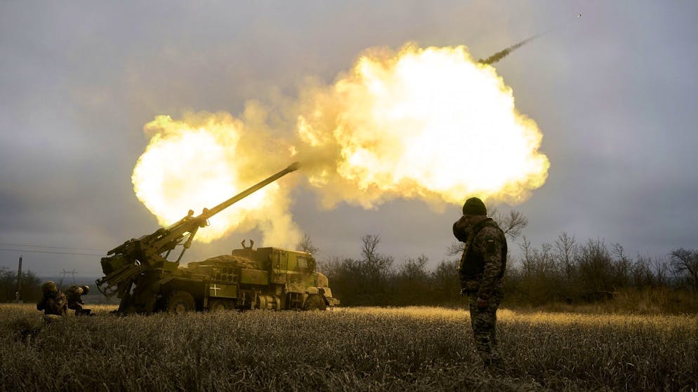 Ukrainische Soldaten feuern eine Haubitze auf russische Stellungen. Kiew hat neue Munition zur Verteidigung erhalten.