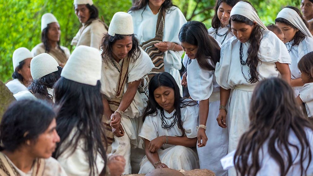 Membri degli Arhauco, la popolazione indigena che vive assieme ad altre tre tribù nella Sierra Nevada di Santa Marta, massiccio montuoso nel nord della Colombia, all'estremità settentrionale delle Ande.