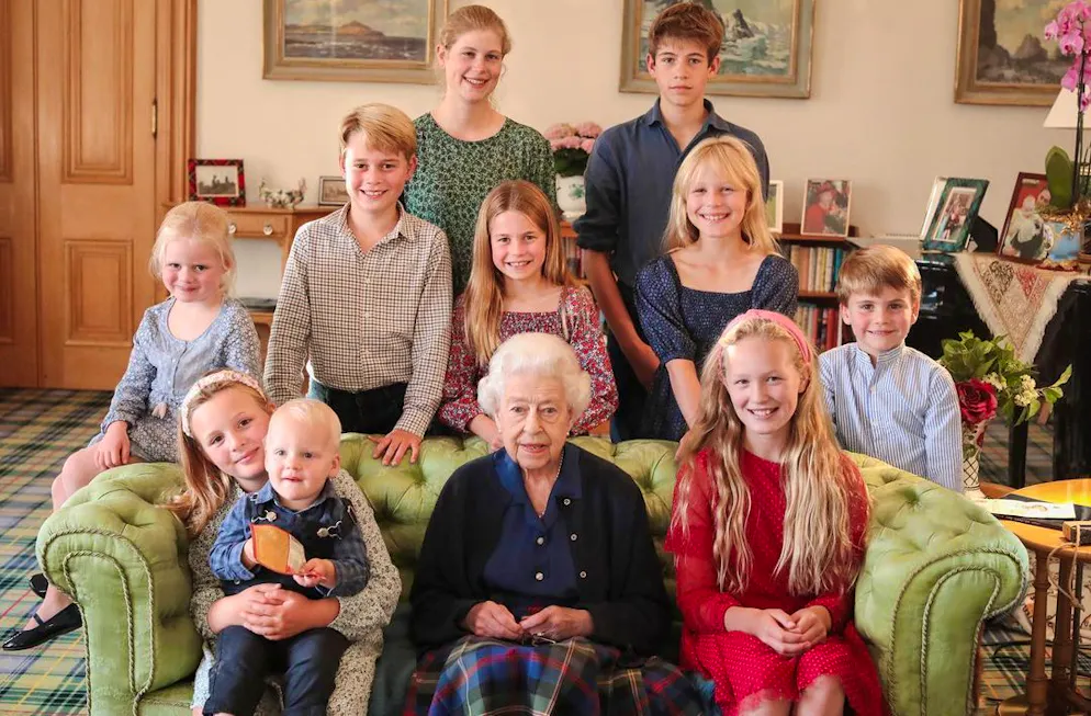 Elizabeth II. posierte 2022 mit all ihren Enkeln in Balmoral, wie eine Fotoagentur nun behauptet, sei auch diese Bild manipuliert worden.