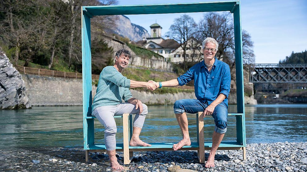 La nuova "Biblioteca mondiale dell'acqua" (Weltwasser-Bibliothek) è stata tenuta simbolicamente a battesimo nel Reno a Reichenau (GR) dai due padrini Daniel Maselli e Ernst Bromeis (da sin.)