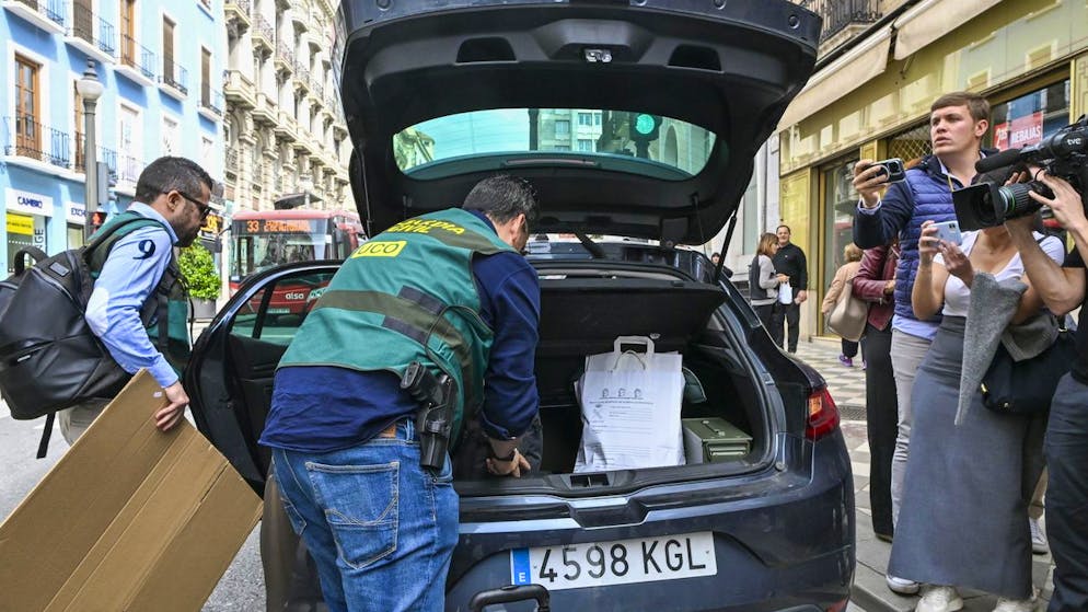 La polizia giudiziaria spagnola lascia la casa di Granada dell'ex presidente della Federcalcio Luis Rubiales (20 marzo 2024).