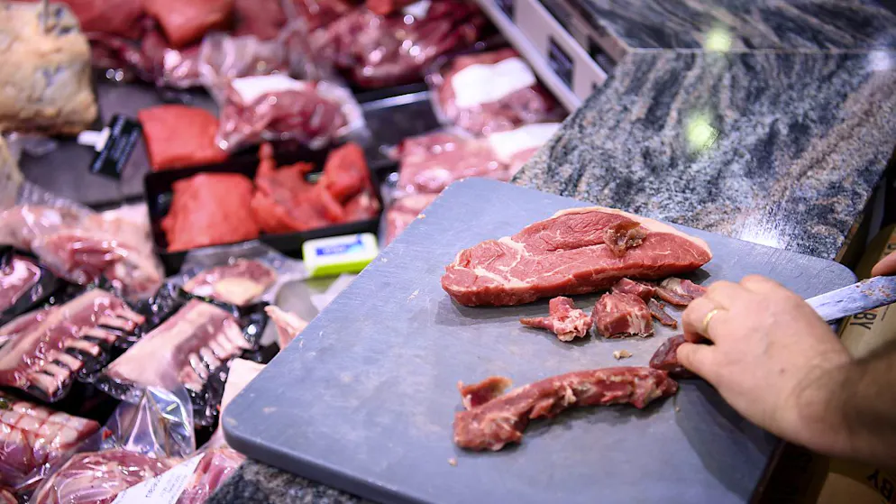 Selon les professionnels, les trois quarts de la quantité de viande produite est effectivement consommée. Le reste est composé de parties non-comestibles (os, graisse, etc.) ou finit en gaspillage alimentaire (archives).