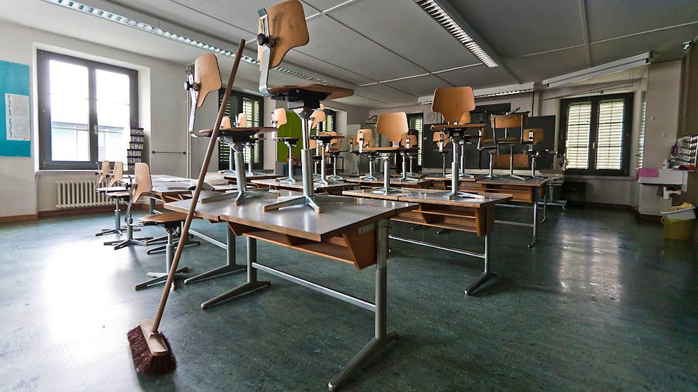 Während den Osterferien wird ein Raum im Schulhaus Wartegg in Luzern von asbesthaltigen Materialein befreit. (Symbolbild)