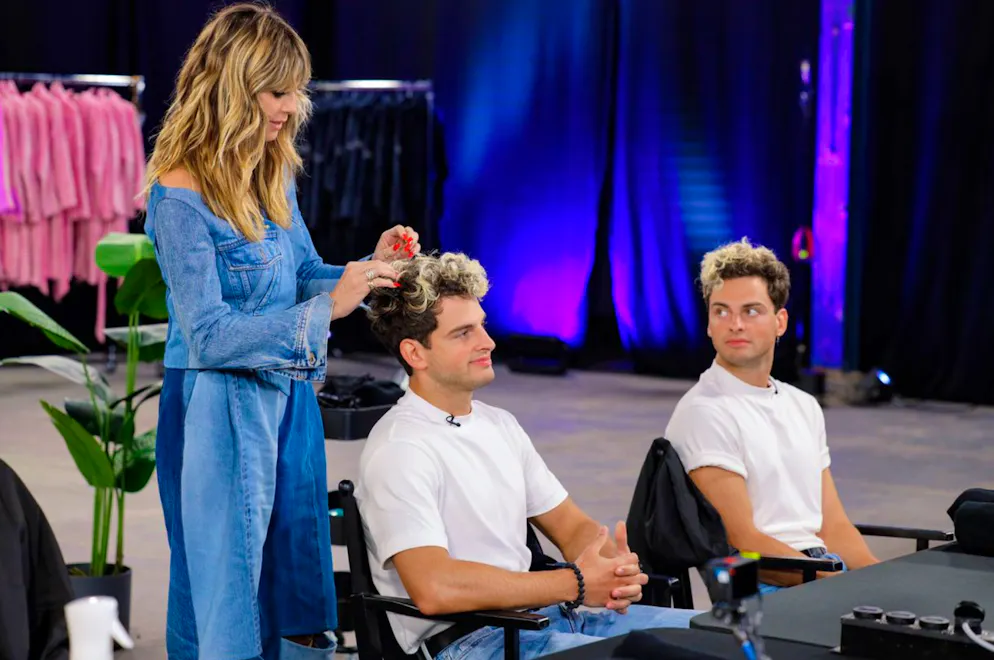 «GNTM»: Das grosse Umstyling. Angsterfüllte Blicke: Diesmal müssen auch die Jungs zum Umstyling. Heidi Klum legte bei den Zwillingen Julian und Luka persönlich Hand an: «Du weisst, ich kann keine Haare schneiden, aber das ist cool mit dir!?»