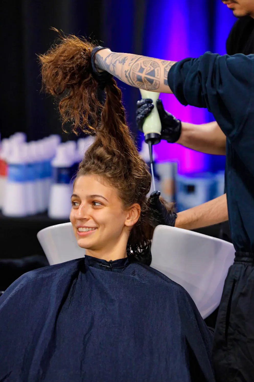 «GNTM»: Das grosse Umstyling. Janas Haarpracht wurde acht bis neun Stunden lang blondiert. Die 24-Jährige liess alles über sich ergehen. Beim Videotelefonat mit Mutti war sie dann hellblond: «Rate mal, was für eine Folge heute war?»
