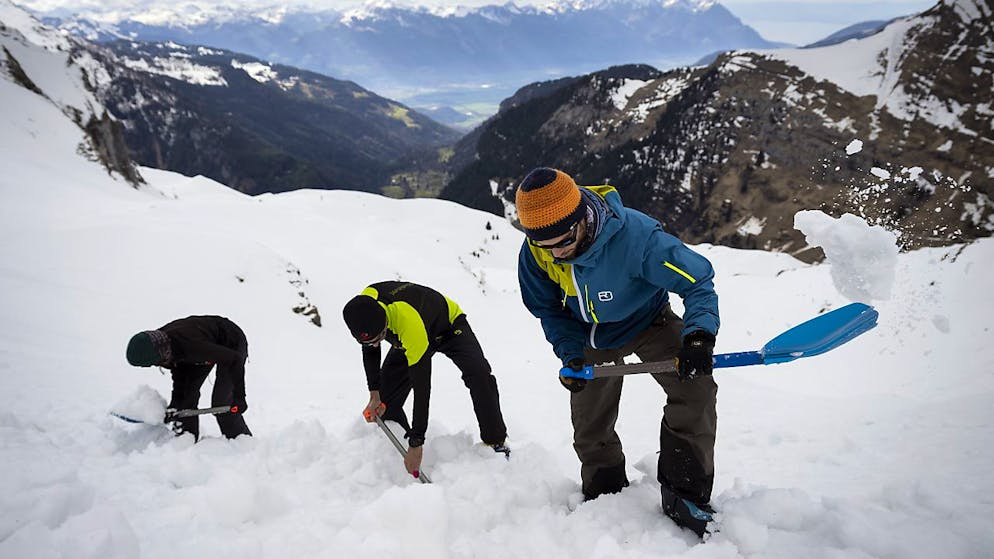 Les organisateurs des Trophées du Muveran scrutent la météo - Gallery. Des bénévoles creusent une plateforme dans la neige lors des préparatifs de la 77e course de ski alpinisme des Trophées du Muveran", en direction de la cabane Plan Neve dans les alpes vaudoises, dans la région des Plans-sur-Bex.