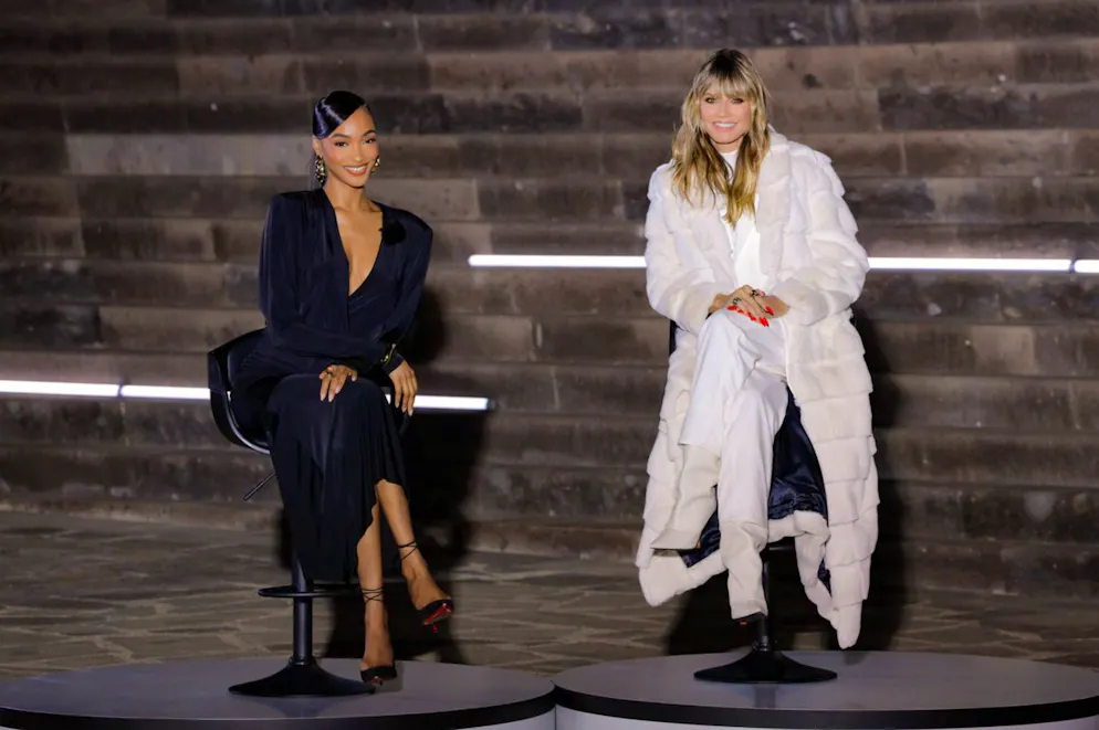 «GNTM»: Das grosse Umstyling. Gastjurorin Jourdan Dunn (links) stand Heidi Klum beim Entscheidungs-Walk zur Seite. Die «GNTM»-Models mussten über die Stufen des Auditoriums von Teneriffa schreiten.