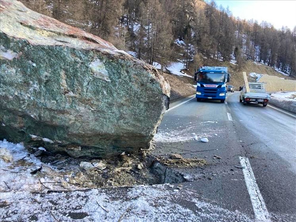 Il blocco caduto sulla strada