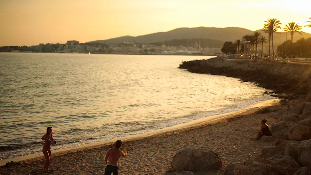 Gli svizzeri non vogliono rinunciare ai viaggi, ma stanno più attenti al denaro. (Immagine d'archivio: uno scorcio di Maiorca al tramonto).