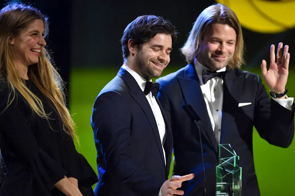 Nora Baldenweg, à gauche, Diego Baldenweg, au centre, et Lionel Vincent Baldenweg, à droite, remportent le Prix du Cinéma Suisse dans la catégorie Meilleure musique de film 2018 (La petite sorcière) lors de la cérémonie de remise des prix à Zurich le vendredi 23 mars 2018. (archives)