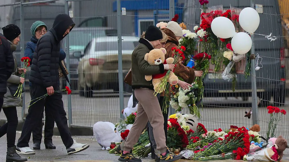Menschen trauern um die Opfer des Anschlags auf die Crocus City Hall während einer Gedenkveranstaltung. Foto: Vitaly Smolnikov/AP/dpa
