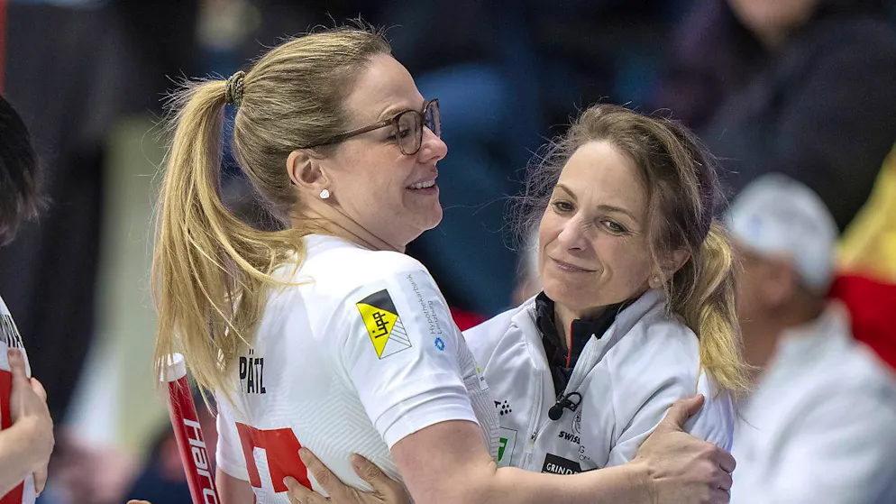 Silvana Tirinzoni (à droite) et Alina Pätz sont à un succès d'un 5e titre mondial d'affilée.