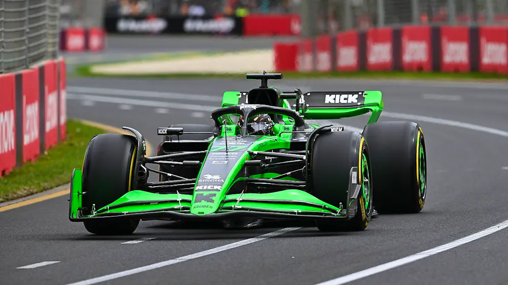 Ferrari jubelt in Melbourne nach frühem Ausscheiden von Verstappen - Gallery. Valtteri Bottas steuert seinen Sauber auf Platz 14