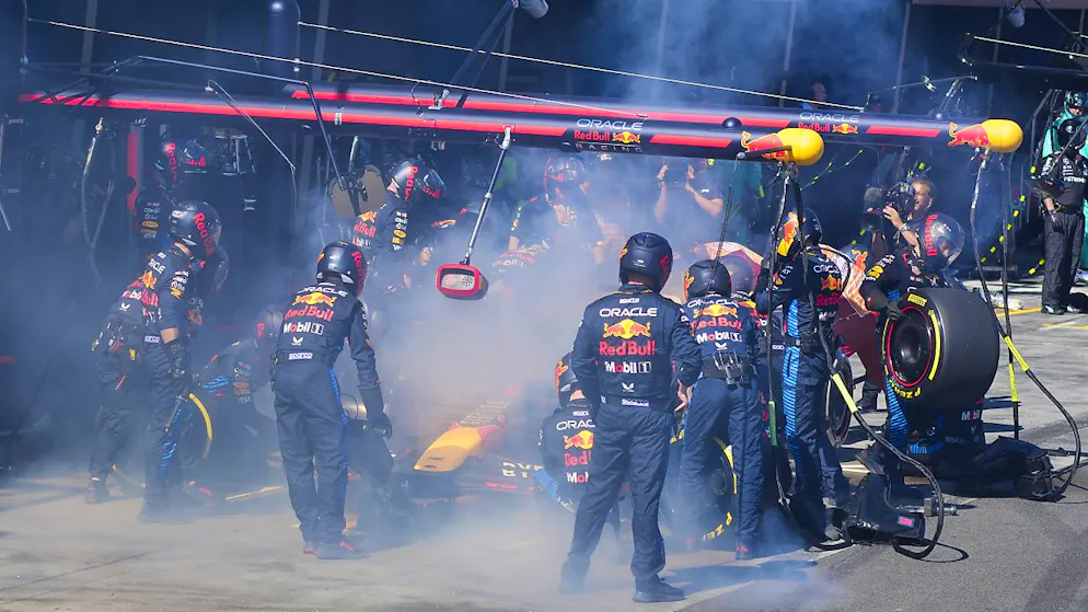 Ferrari jubelt in Melbourne nach frühem Ausscheiden von Verstappen - Gallery. Weltmeister Max Verstappen muss sein Red Bull nach nur vier Runden aufgrund von Bremsproblemen abstellen