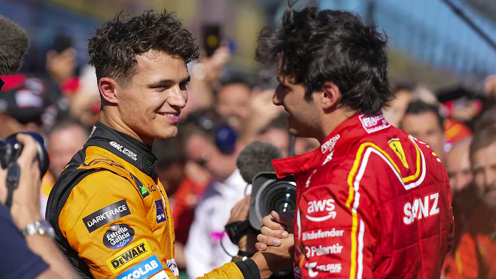 Ferrari jubelt in Melbourne nach frühem Ausscheiden von Verstappen - Gallery. Lando Norris vom Team McLaren, der in Melbourne Dritter wird, gratuliert Carlos Sainz zu dessen Sieg