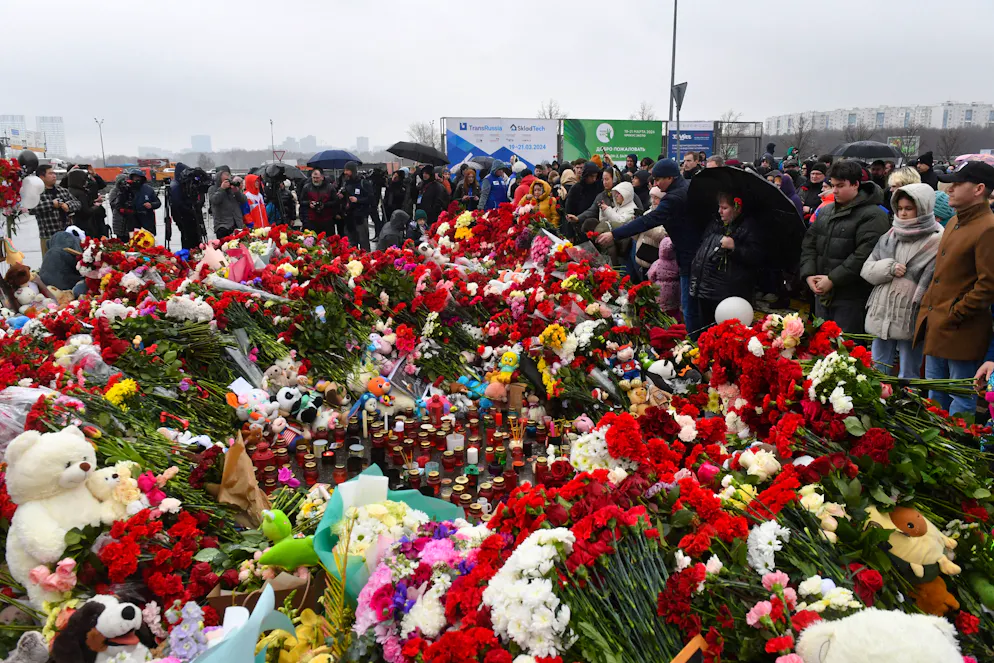 Des personnes déposent des fleurs sur un mémorial improvisé devant la mairie de Crocus à Krasnogorsk le 24 mars 2024, alors que la Russie observe une journée de deuil national après un massacre qui a tué plus de 130 personnes. (Photo by Olga MALTSEVA / AFP)