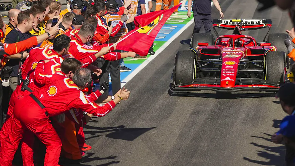 Ferrari jubelt in Melbourne nach frühem Ausscheiden von Verstappen - Gallery. Ferrari feiert den ersten Doppelsieg in der Formel 1 seit zwei Jahren