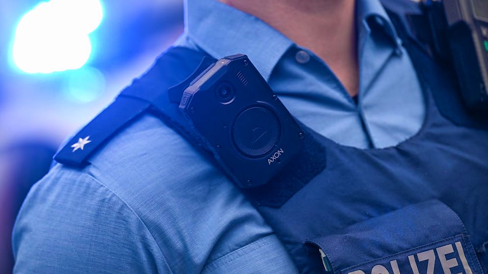 Les caméras corporelles sont de petites caméras fixées directement sur l'uniforme du policier. Elles doivent être utilisées lorsque des particuliers sont arrêtés ou contrôlés dans l'espace public. (image d'archive)