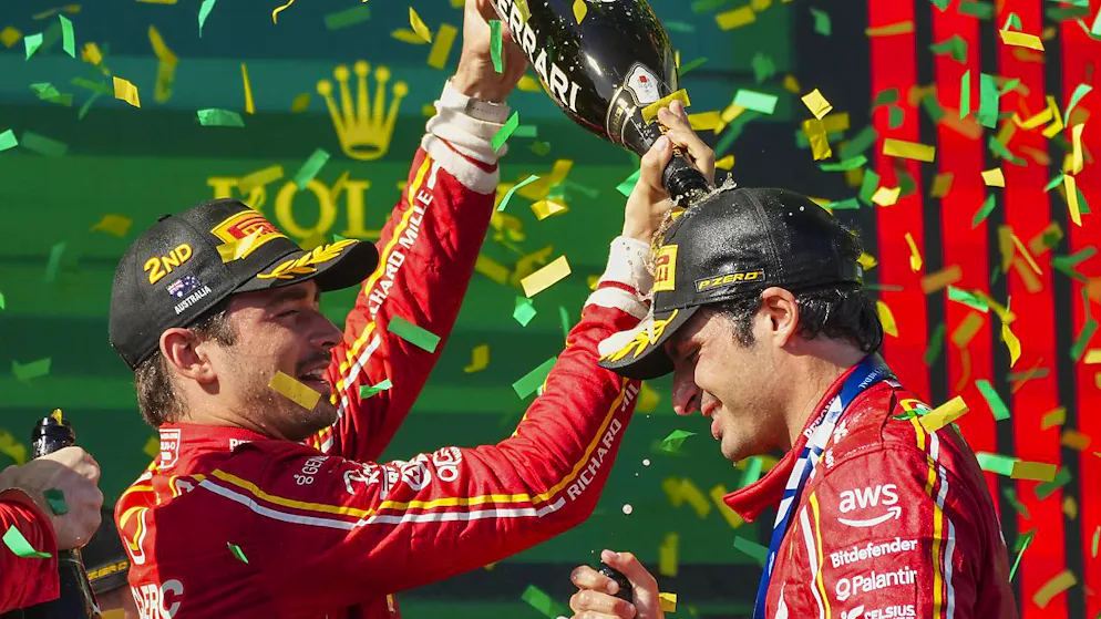 Ferrari jubelt in Melbourne nach frühem Ausscheiden von Verstappen - Gallery. Champagnerdusche nach Doppelsieg: Carlos Sainz wird nach seinem Sieg in Melbourne von Ferrari-Teamkollege Charles Leclerc geduscht
