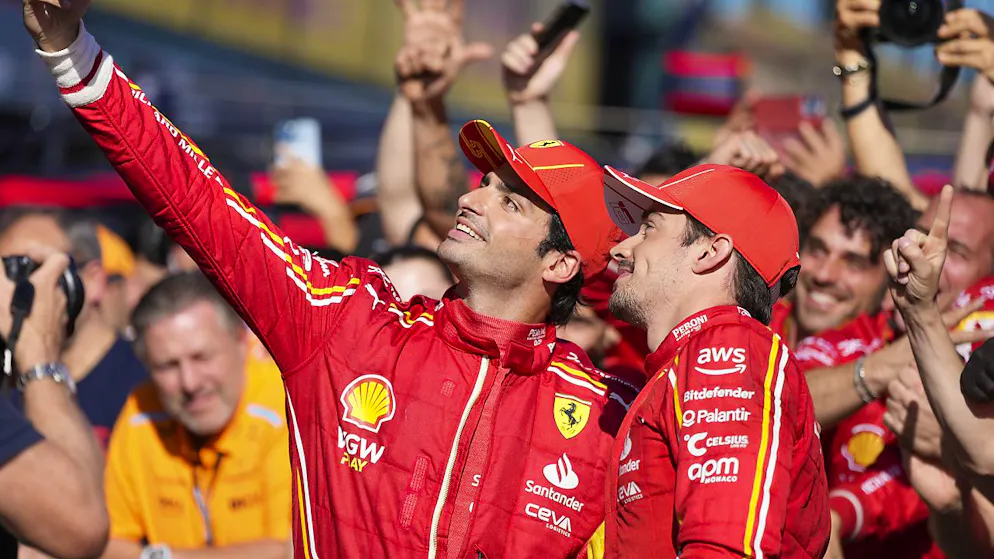 Ferrari jubelt in Melbourne nach frühem Ausscheiden von Verstappen - Gallery. Ein Siegerselfie in Rot: Carlos Sainz und Ferrari-Teamkollege Charles Leclerc