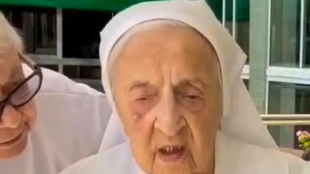 La vegliarda in un fotogramma tratto da un video di Instagram.