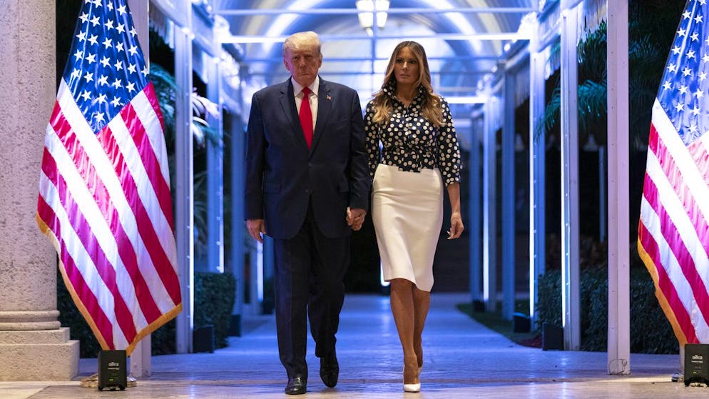 Melania Trump appare raramente accanto al marito (qui in un'immagine d'archivio).