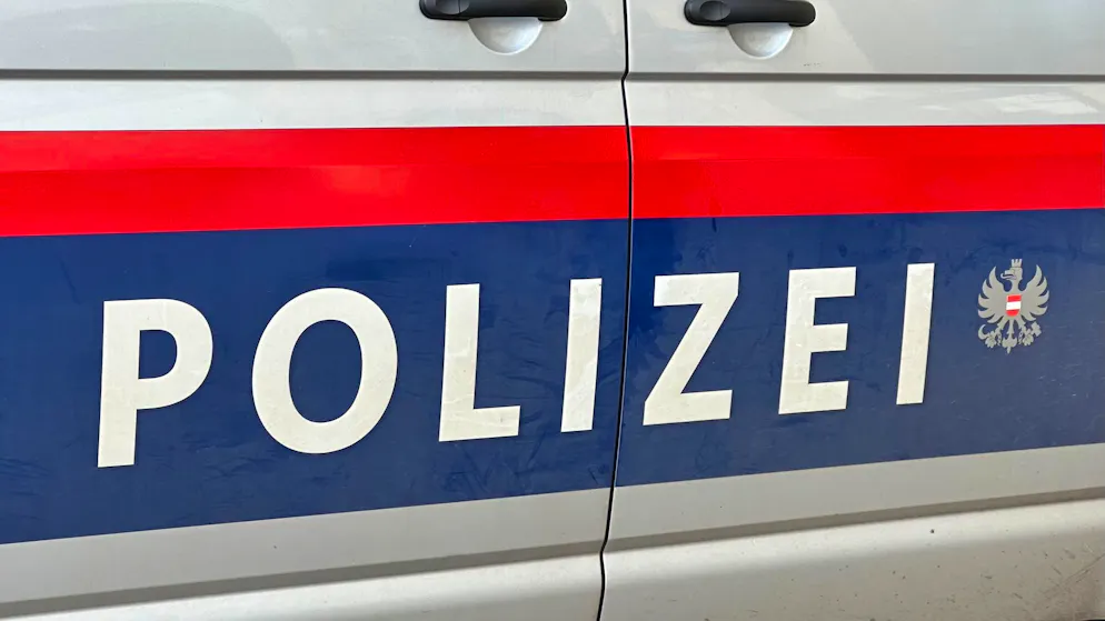 84-Jährige tot. Betagter Lenker überrollt seine Ehefrau und fährt zum Einkaufen