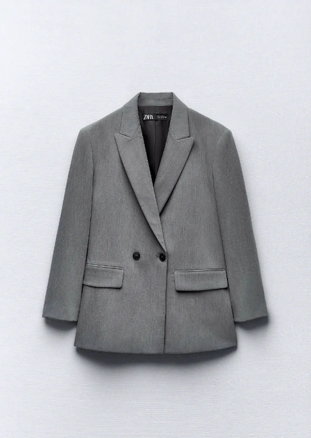 1. Trend: Oversized-Blazer. Weiter Blazer mit Reverskragen und Schulterpolstern in Grau von Zara für rund 70 Franken. 