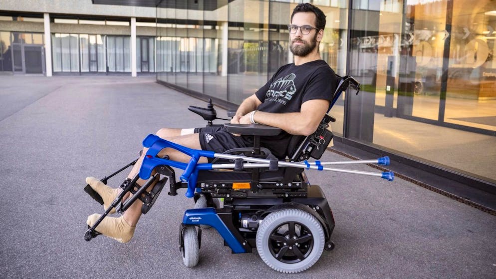 Sandro Michel est confiné dans une chaise roulante.