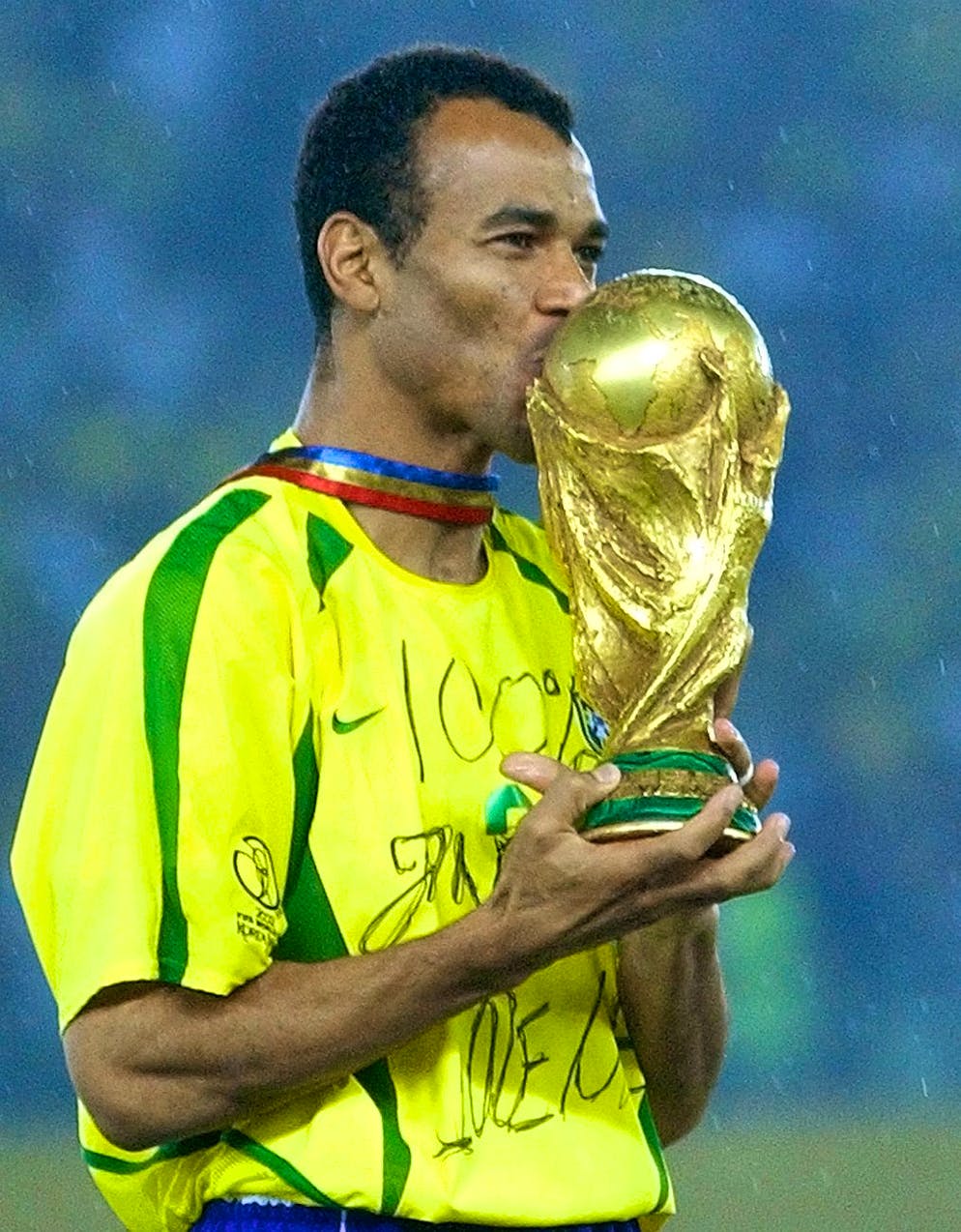 Nel 2002 vince la Coppa del Mondo con la sua Nazionale.