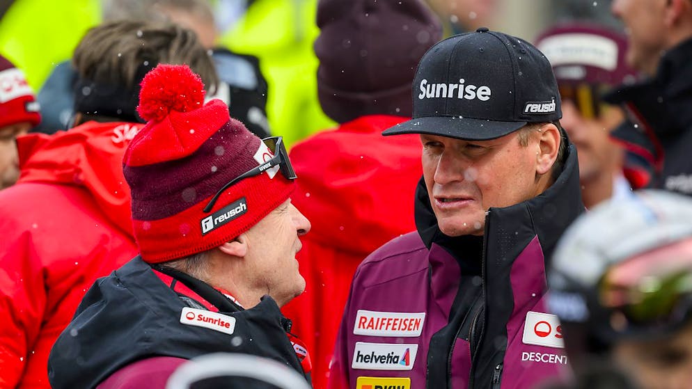 Swiss-Ski-Präsident Urs Lehmann (rechts) beim Weltcup-Final in Saalbach-Hinterglemm im Gespräch mit Alpin-Direktor Hans Flatscher.