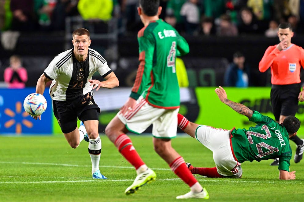 Kevin Behrens 2023 (l.) bei seinen ersten und bisher einzigen Spielminuten im DFB-Trikot.