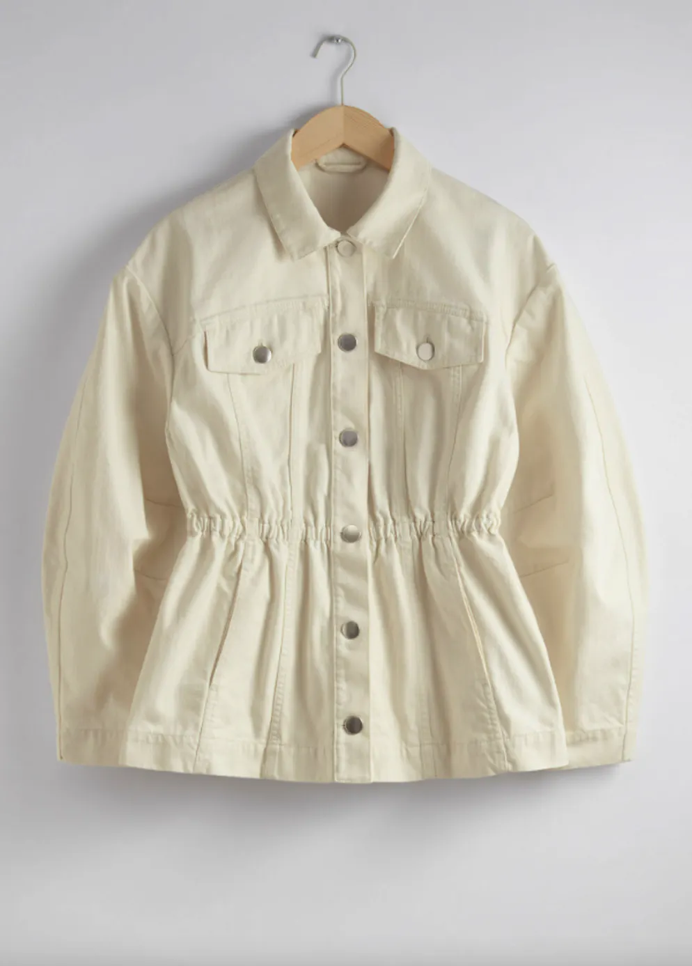 4. Trend: Denimjacken. Weisse Jeansjacke mit Raffung von & Other Stories für 139 Franken. 