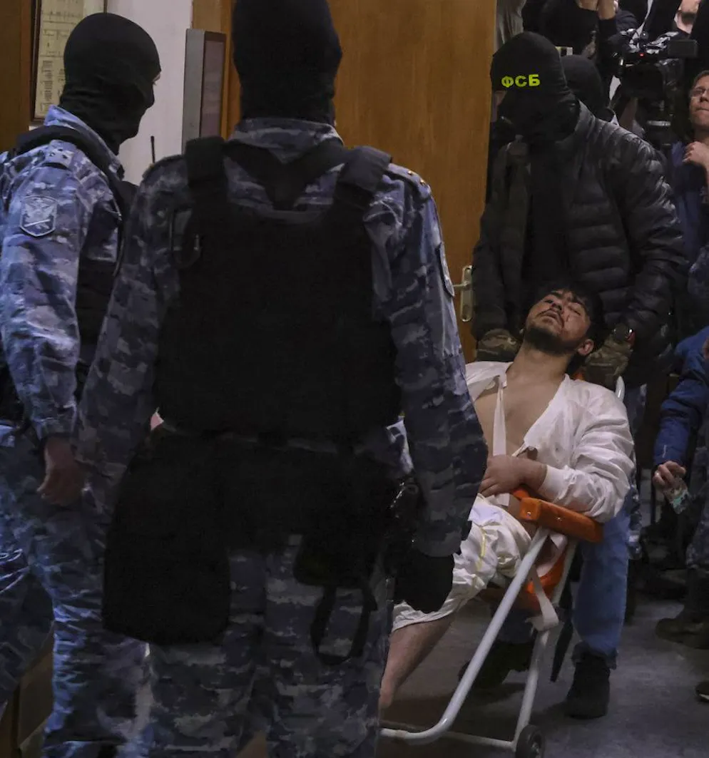 Wer sind die Verdächtigen , die im russischen Krasnogorsk gemordet haben sollen?. Mukhammadsobir Faizov wurde am 20. Mai 2004 in Tadschikistan geboren. Er lebte in der Stadt Iwanowo, die etwa 250 Kilometer von Russland entfernt liegt. Faizov wird bewusstlos ins Gericht gebracht.