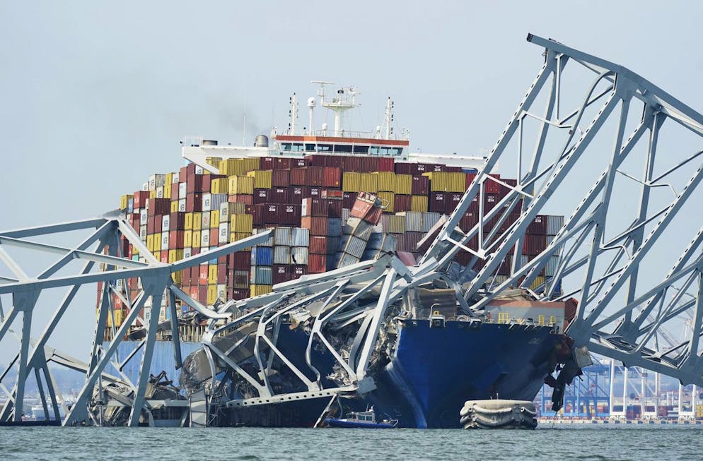 Il ponte crollato a Baltimora. La nave da carico incastrata sotto la struttura del Francis Scott Key Bridge dopo il crollo.