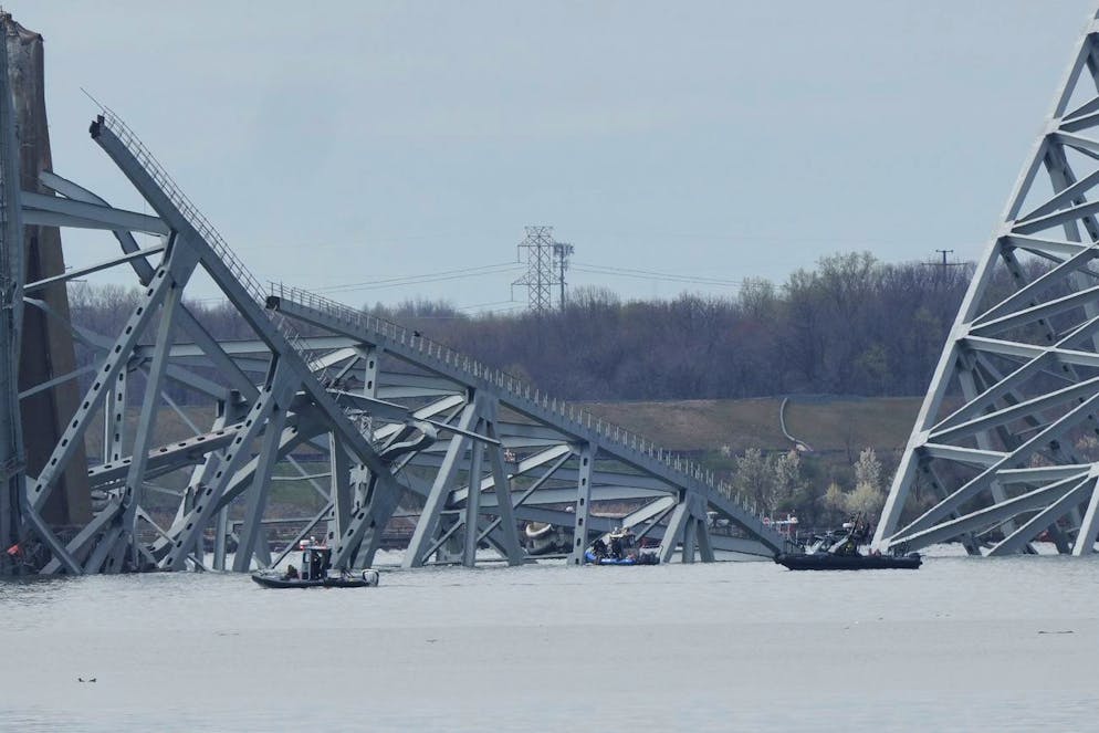 Il ponte crollato a Baltimora. Delle barche vicino al relitto del ponte.