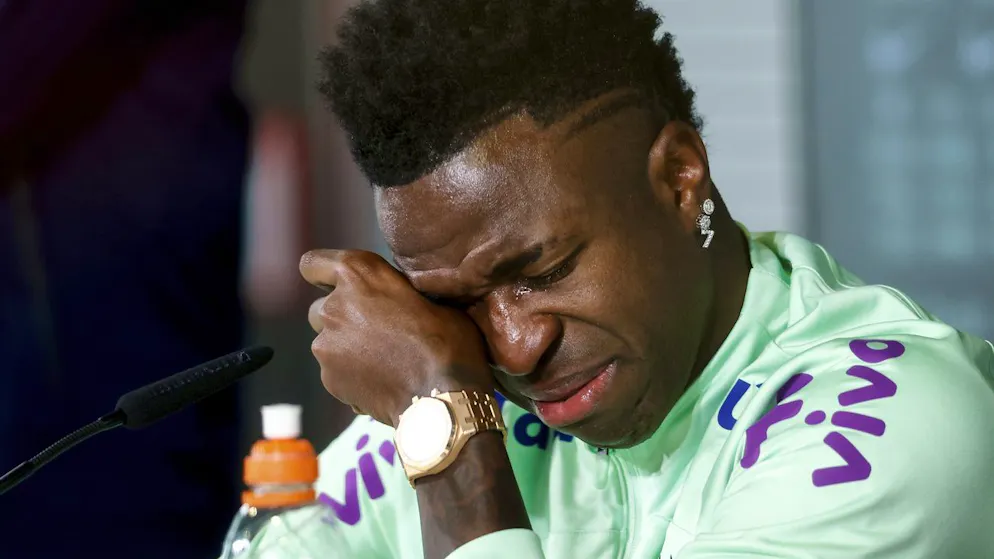 «Ça ne cesse de s'aggraver». Vinicius fond en larmes en évoquant le racisme dont il est victime
