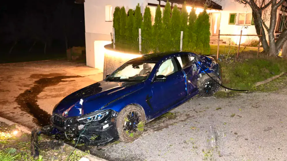 Oberbüren SG. BMW schleudert über Strasse und Wiese – grosser Schaden