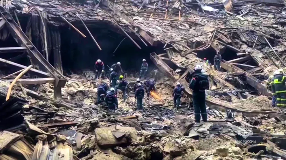 Rettungskräfte räumen Trümmer in der zerstörten Russia Crocus City Hall bei Moskau weg. (24. März 2024)