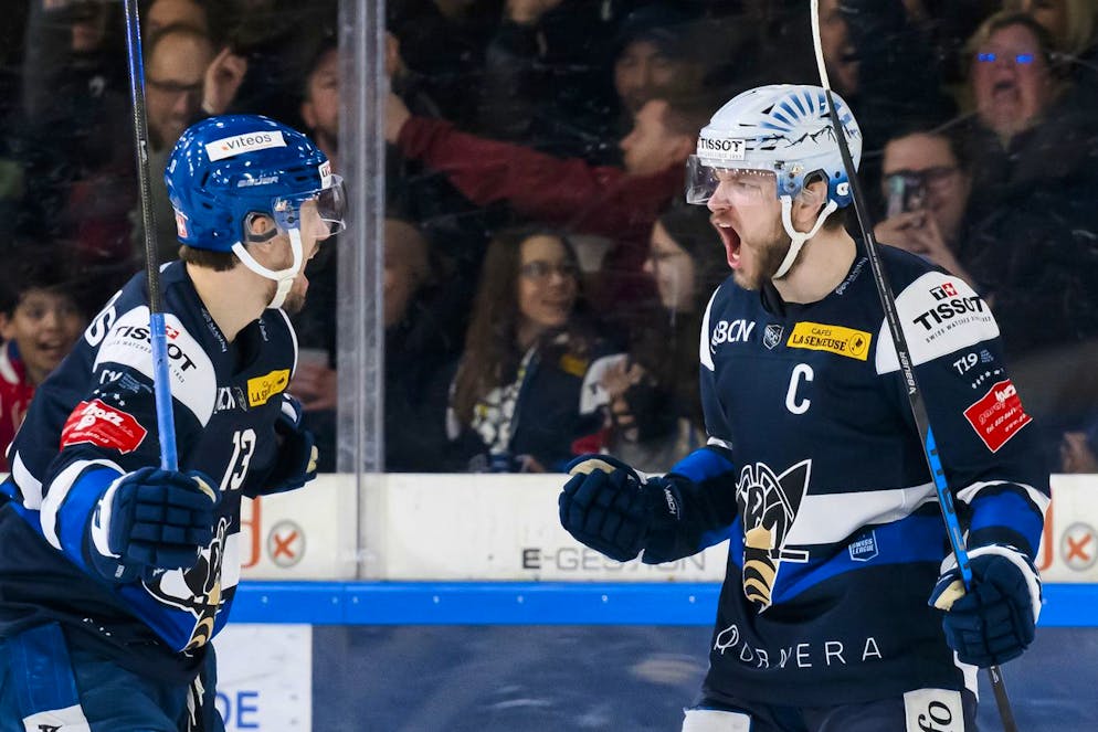 Joie du top scorer Toms Andersons (HCC), droite, avec son coéquiper Sondre Olden (HCC), après avoir marqué le premier but 